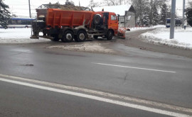 Cum sînt curățate de omăt străzile din Chișinău FOTO