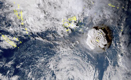 Cum sa văzut din spațiu erupția vulcanului subavcatic din Tonga Forța exploziei estimată cît 1000 de bombe de la Hiroshima