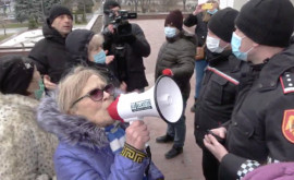 Protest și îmbrânceli cu polițiștii la ușa Președinției Sandu ieși afară