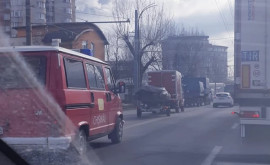 На улицах Кишинева заметили колонну экипажей медиков и пожарных