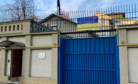 Drapelul ucrainean a fost instalat pe edificiul Reprezentanței UE în Moldova