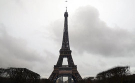 Franţa Turnul Eiffel mai înalt cu 6 metri după instalarea unei noi antene în vîrf