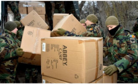 Военнослужащие Национальной армии помогают властям на складах для беженцев