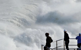 Огромные волны обрушились на знаменитый пляж БондиБич в Австралии