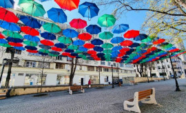 Zeci de umbrele colorate au fost instalate pe Aleea Pietonală Eugen Doga