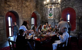 Украинских беженцев поселили в средневековом замке в Ирландии