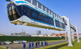 În China a fost creat trenul Skytrain care plutește în aer și nu are nevoie de un sistem de tracțiune