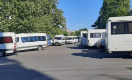 După cortina protestului Stărzile din centrul capitalei pline de microbuze și autobuze parcate