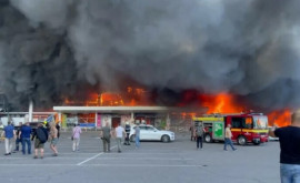 Un mall din centrul Ucrainei atacat cu două rachete