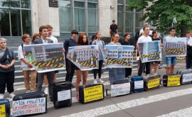 Un grup de tineri a protestat la Guvern împotriva închiderii mai multor universități