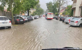 Сегодняшний дождь затопил одну из улиц столицы