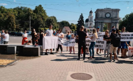 Beneficiarii programului Prima Casă au protestat la Guvern