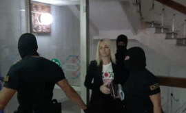 Марина Таубер сопровождена правоохранителями в масках в Кишиневский суд