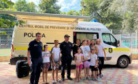 Polițiștii din capită desfășoară activități educative pentru copiii cazați în taberele de odihnă