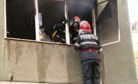 Un incendiu a izbucnit aseară la etajul 10 al unui bloc de locuit