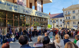 În scuarul Teatrului A Cehov are loc un miting