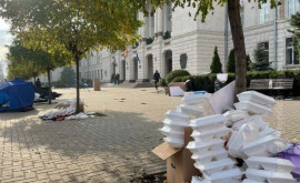 Mizeria lăsată în curtea PG după ce protestatarii au abandonat manifestația Partidului ȘOR