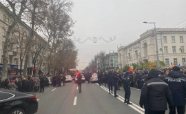 Poliția le cere protestatarilor din fața Procuraturii să elibereze carosabilul