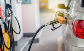 Benzina și motorina au ajuns la același preț de 2449 leilitru coborând la nivelul lunii martie 2022