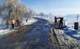 Дороги на севере страны обрабатывают против гололеда