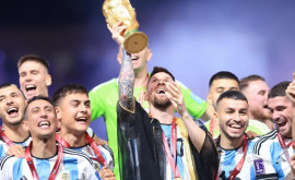 Fotbal CM 2022 Pictura murală a lui Messi cu trofeul dezvelită la Buenos Aires