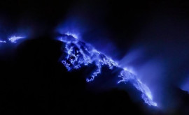 Un vulcan din Indonezia erupe lavă albastră iar cercetătorii au aflat de ce
