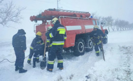 Un autocar școlar sa blocat în nămeți