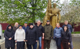 Дипломаты благоустроили в Молдове территорию на братской могиле советских воинов 