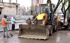 La Chișinău ploaia a spălat pavajul proaspăt pus Ce spune primăria