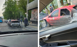 Un taxi a ars ca o torță pe o stradă din Capitală