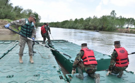 Militarii continuă acțiunile de amplasare a elementelor podului LeovaBumbăta