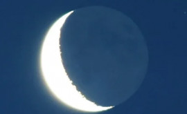 Luna veche în brațele celei noi În acest weekend locuitorii Terrei vor putea observa un fenomen astronomic unic