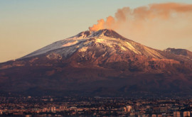 Vulcanul Etna a intrat din nou în erupţie Aeroportul Catania din apropiere a fost închis