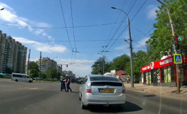 Gest frumos Un taximetrist a ajutat o bătrînă să traverseze strada