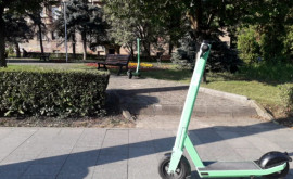 Mai multe trotinete vandalizate de un tînăr chiar în centrul Capitalei