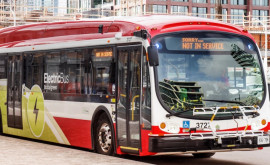 O adolescentă a deschis artificii în autobuz