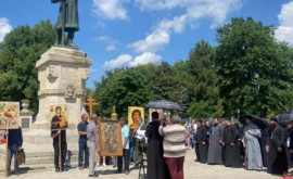 Акция протеста с иконами и молитвами перед правительством