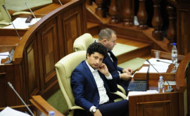 Un deputat PAS în cîrje la ședința Parlamentului