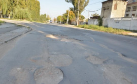 Din lipsă de bani mai multe străzi deteriorate din capitală vor fi doar cîrpite