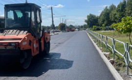 На бульваре Мирча чел Бэтрын укладывают последний слой асфальта