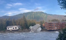 Видеокадры от которых захватывает дух Рухнувший в воду дом был унесен течением по реке