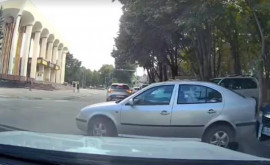 O mașină cu numere guvernamentale a provocat un accident