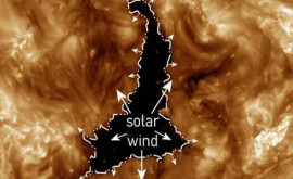 O gaură uriașă pe Soare a fost cauza furtunii solare care a lovit recent Pămîntul