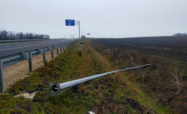 На одной из национальных трасс сбили столбы и украли светильники