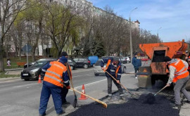 Выбоины на дорогах Кишинева заделывают горячим асфальтом