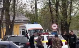 Momentul în care o mașină a poliției e luată pe sus