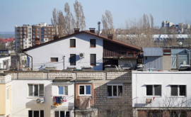 O casă construită pe acoperișul unui bloc din Chișinău