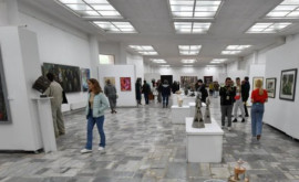 Studenți și profesori de la o facultate de arte plastice șiau expus lucrările în cadrul unei expoziții