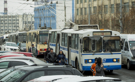 O coloană de troleibuze pe Ștefan cel Mare