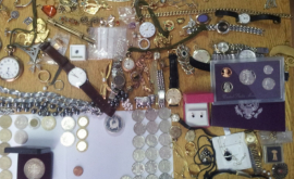Vameşii de la Leuşeni au confiscat ceasuri bijuterii şi monede de contrabandă